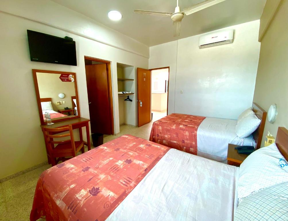 Postel nebo postele na pokoji v ubytování Hotel Delfines - a 2 calles del Acuario Veracruz