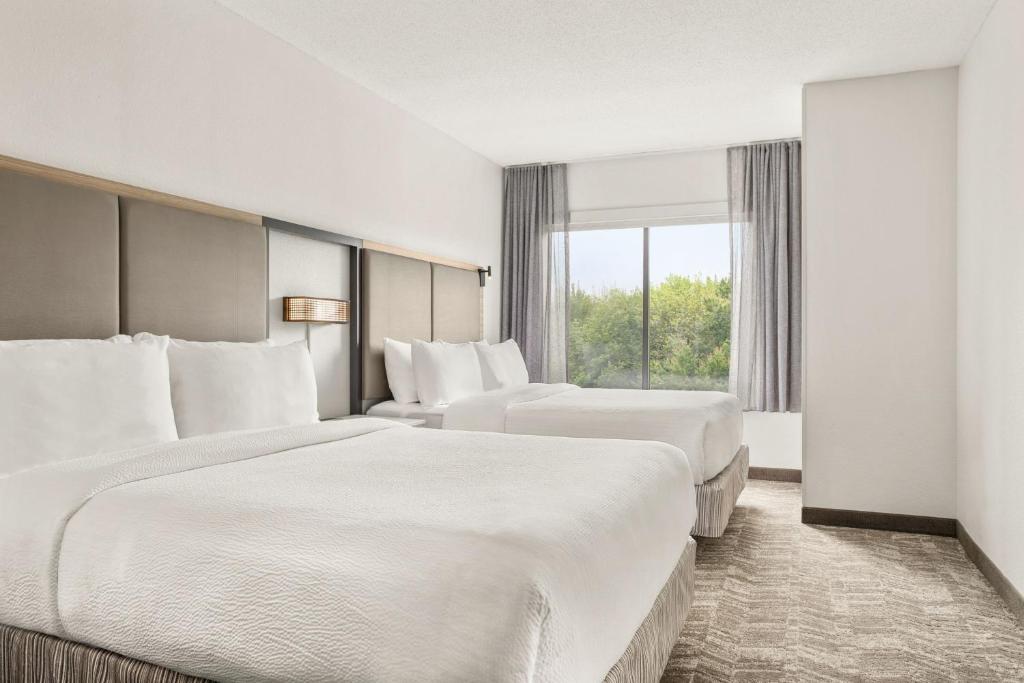 um quarto de hotel com duas camas e uma janela em SpringHill Suites Boston Andover em Andover