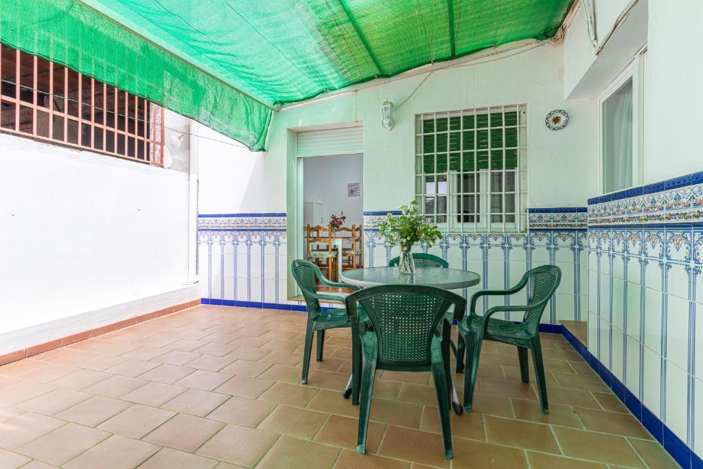 a dining room with a table and chairs at Casas de Poniente in Cehegín