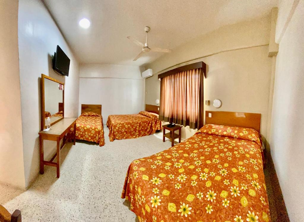 Postel nebo postele na pokoji v ubytování Hotel Delfines - a 2 calles del Acuario Veracruz