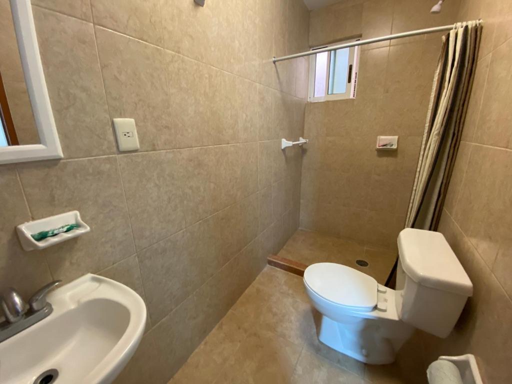 Koupelna v ubytování Hotel Delfines - a 2 calles del Acuario Veracruz