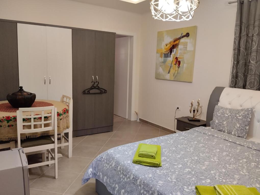 um quarto com uma cama com uma toalha verde em Romantic room em Korçë