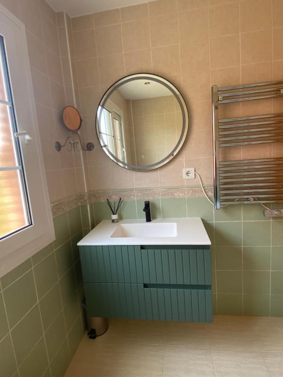 Kúpeľňa v ubytovaní Villa with heated private pool, sea view& turkish sauna