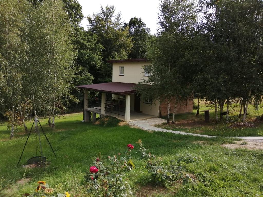 a house in the middle of a yard at CHEZ YAYA Bogumiła Szeląg in Zalasowa