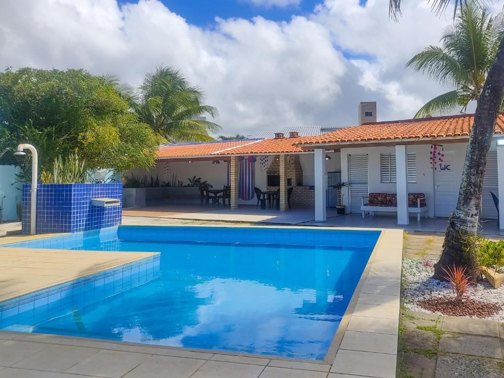 una piscina davanti a una casa di Vivenda das Águas Guarajuba a Guarajuba