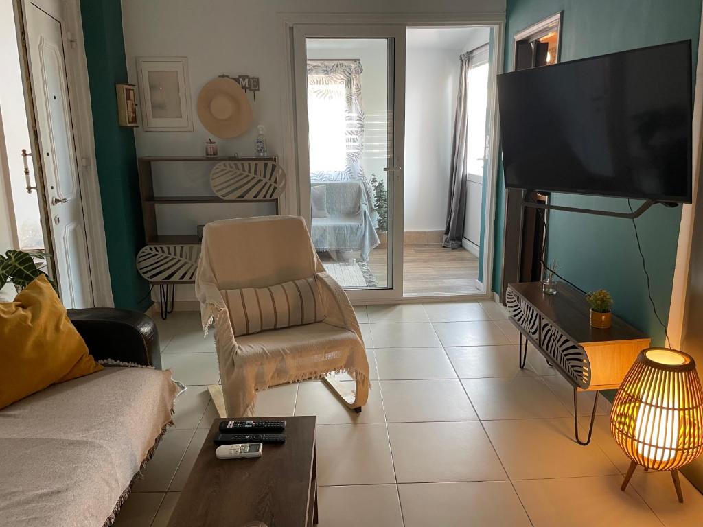 Luna's Sea View & City Center Apartment - 1