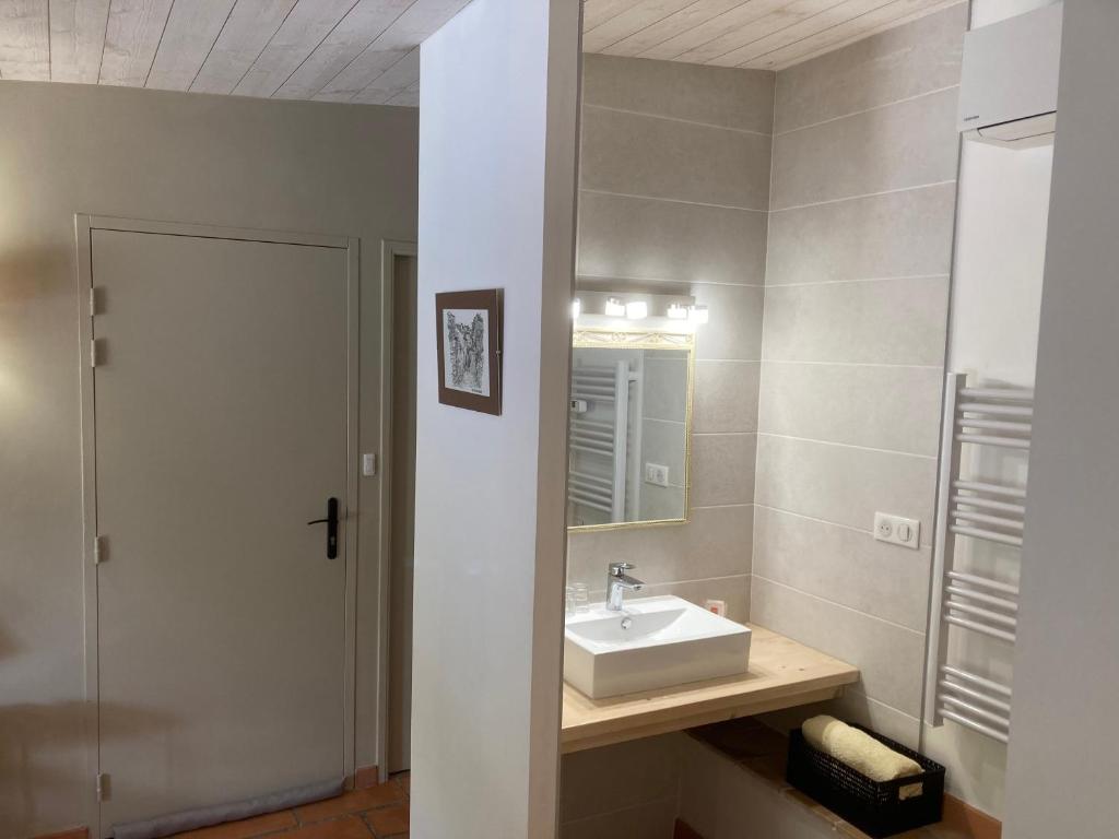 Koupelna v ubytování Logis des Magnans - Deux Chambres familiales pour 4 ou 5 personnes -