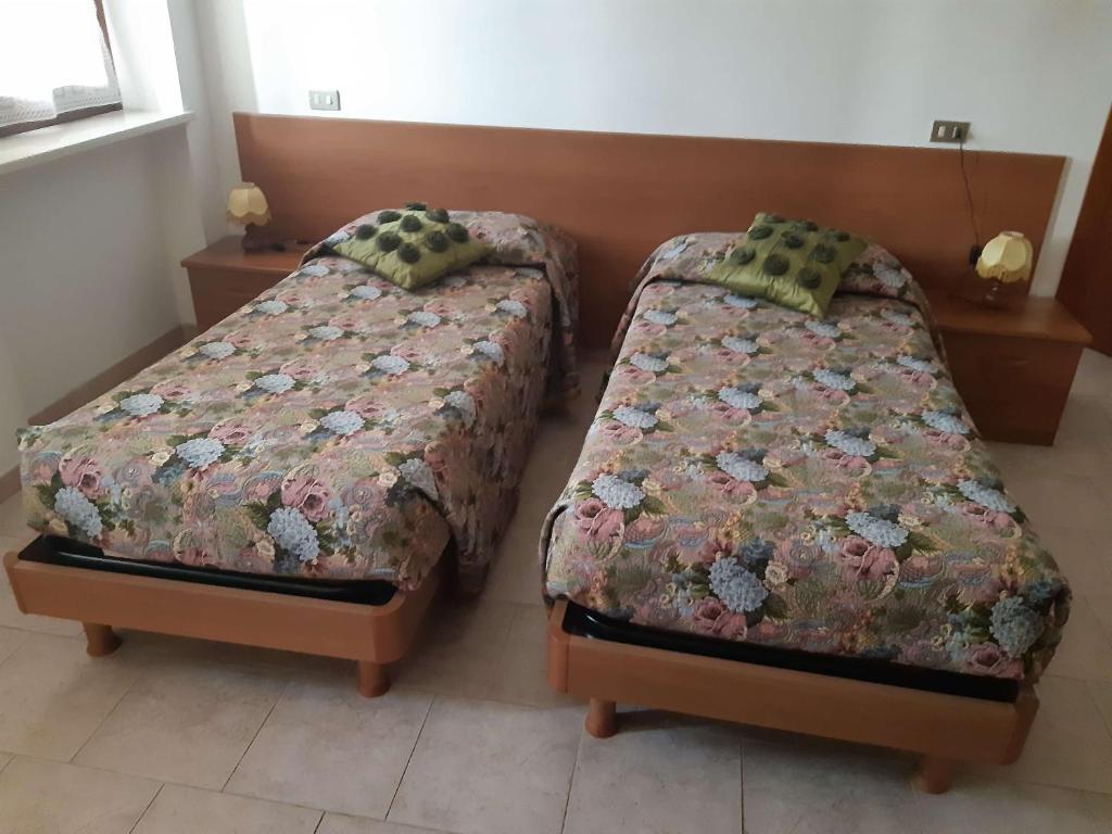 two beds sitting next to each other in a room at Agriturismo Andreis Alloggi in Illasi