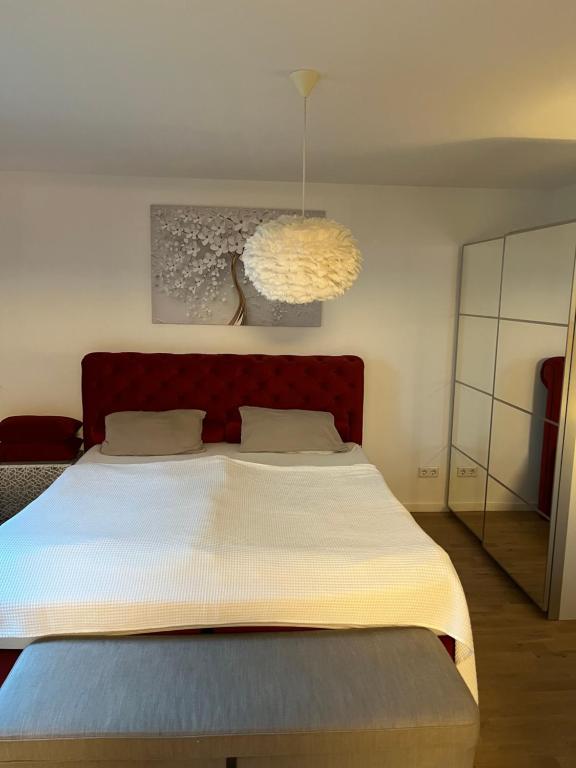 Uma cama ou camas num quarto em Luxury Apartment Heidelberg