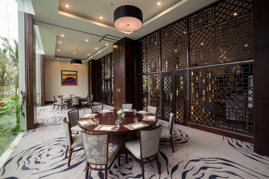 Khu vực ghế ngồi tại Vinpearl Resort & Spa Nha Trang Bay