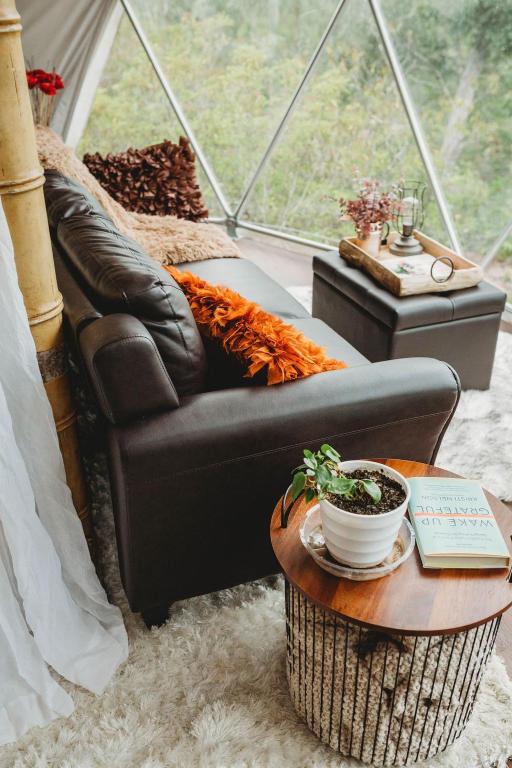 Posezení v ubytování WATERFRONT LUXURY GLAMPING DOME