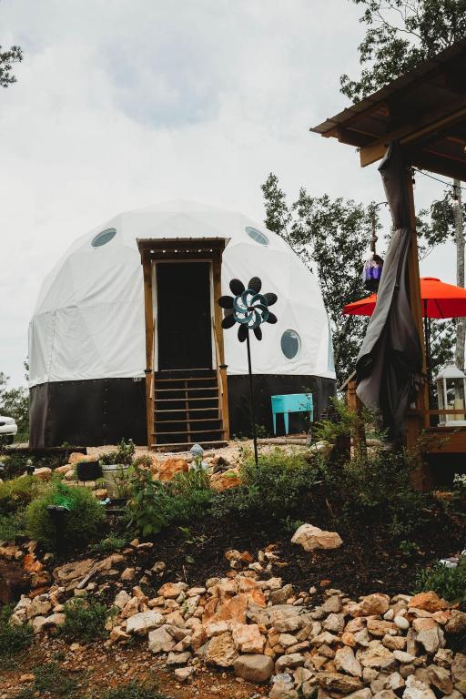 Zahrada ubytování WATERFRONT LUXURY GLAMPING DOME
