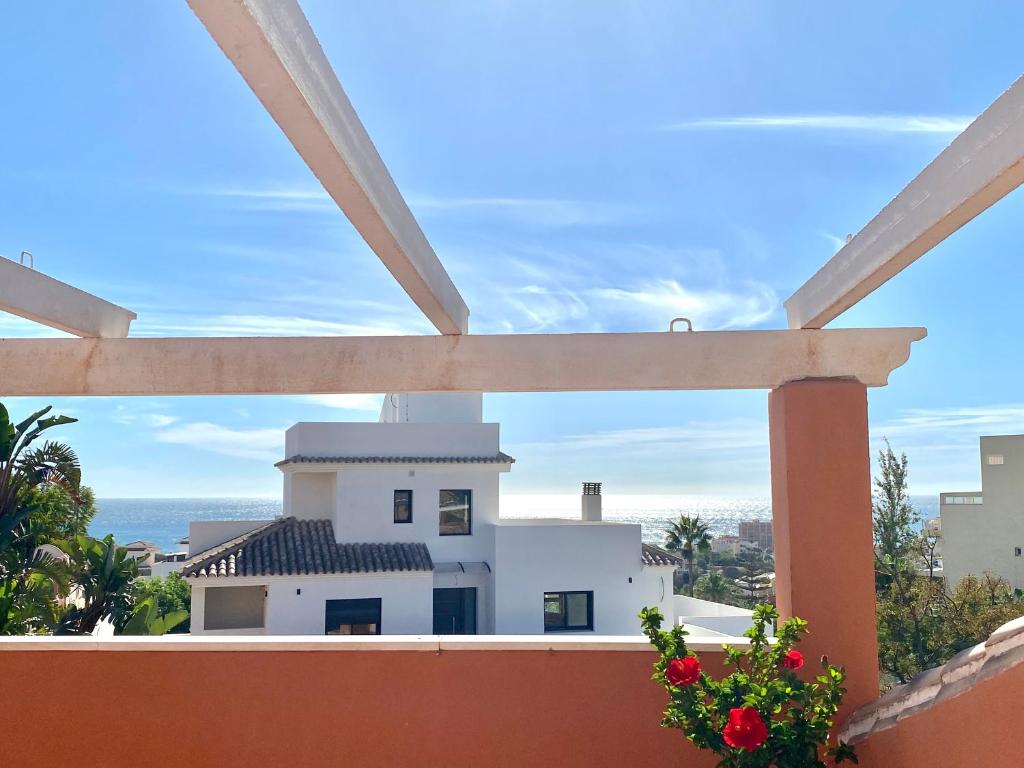 Balkón alebo terasa v ubytovaní Villa with heated private pool, sea view& turkish sauna