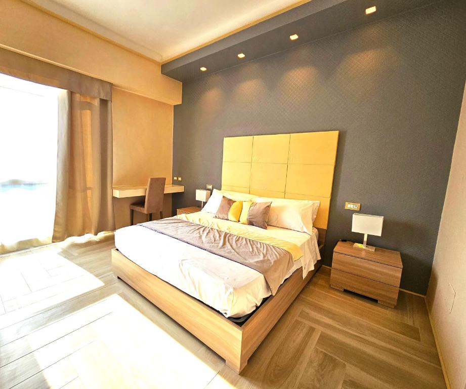ein Schlafzimmer mit einem großen Bett in einem Zimmer in der Unterkunft Astoria Supreme - Modern Boutique Suites in Lecce