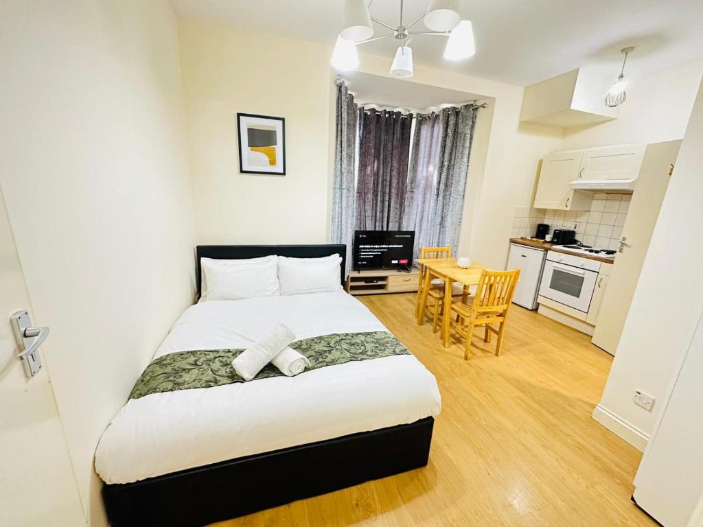 a small bedroom with a bed and a kitchen at Premium Studio Flat 02 Near Tower Bridge in London