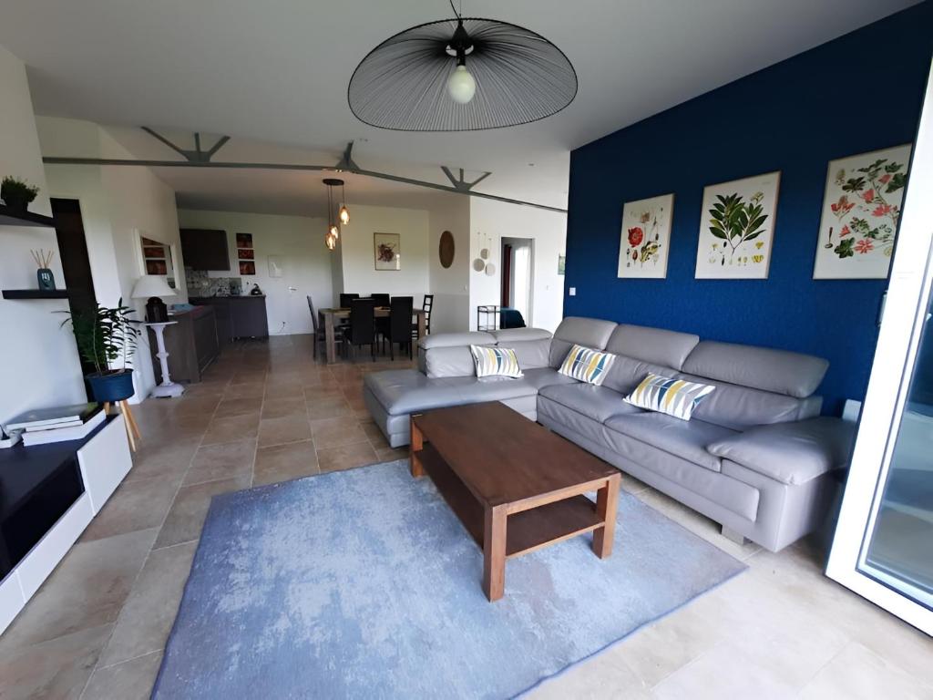 sala de estar con sofá y mesa en Gîte à la ferme avec sauna, forêt de Fontainebleau, en Milly-la-Forêt