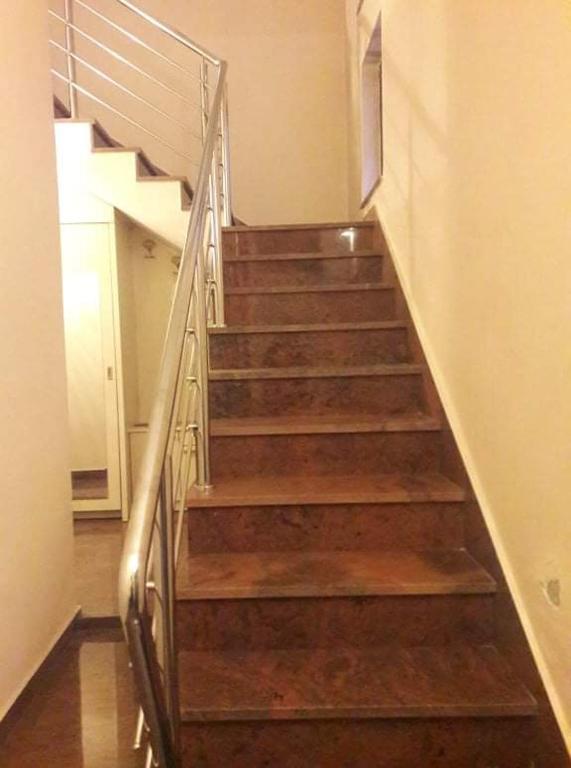 eine Treppe mit Holztreppen in einem Haus in der Unterkunft Apartman Centar Sarajevo in Sarajevo