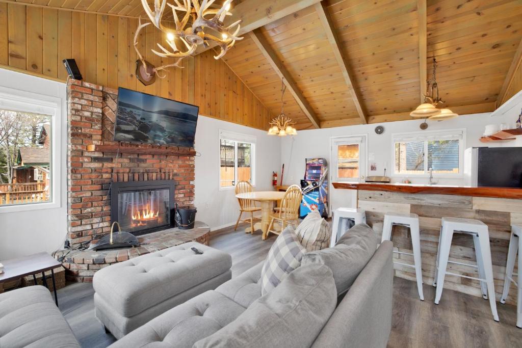 een woonkamer met een bank en een open haard bij 2294-Storyville cabin in Big Bear Lake