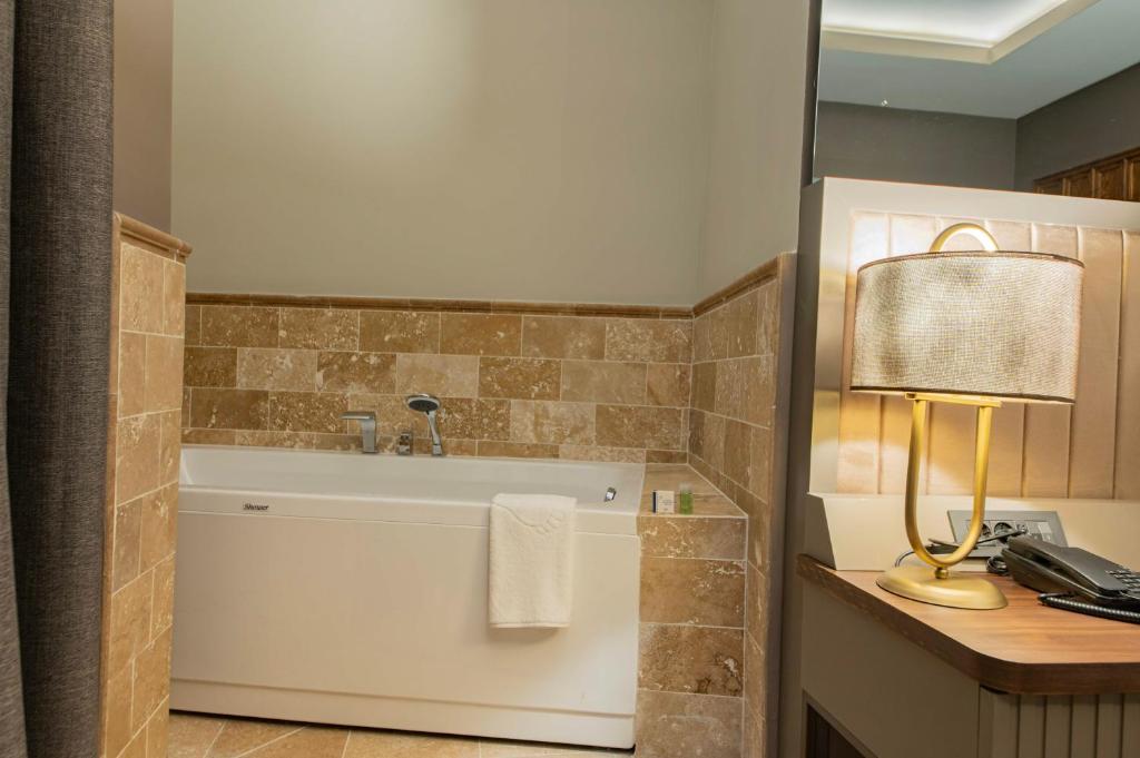 Four Mansions Hotel - 5