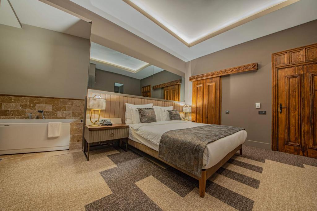 Four Mansions Hotel - 3