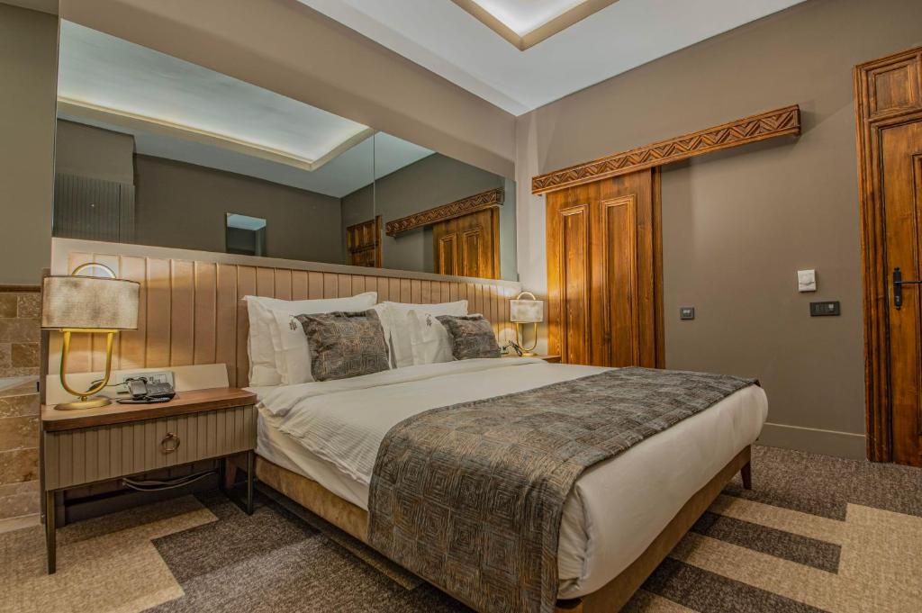 Four Mansions Hotel - 1