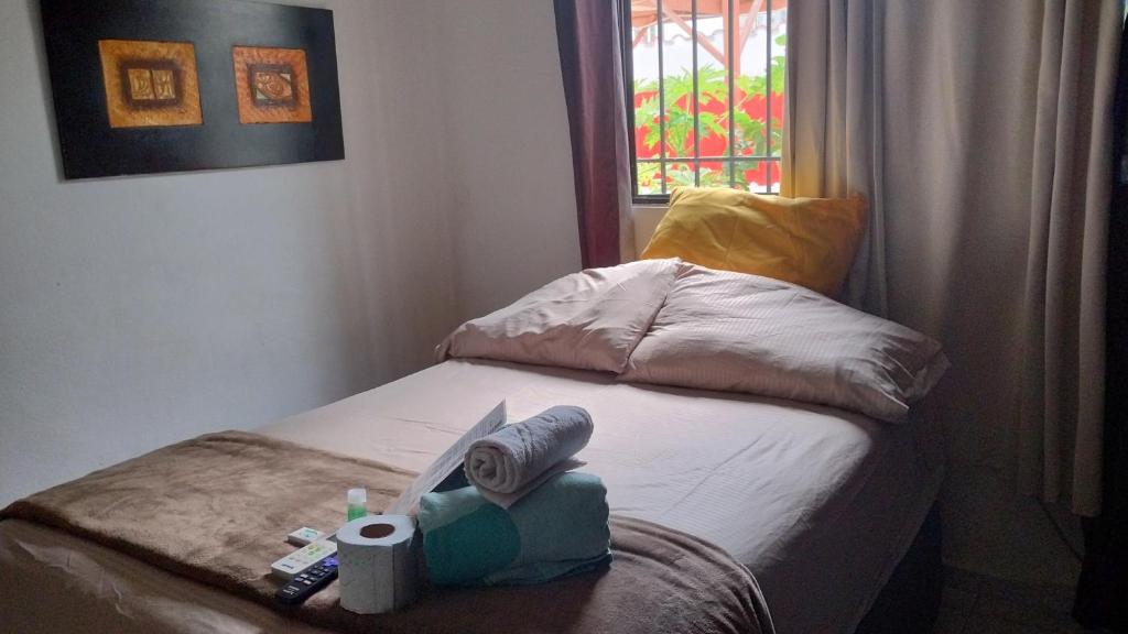 ein Bett mit einem Haufen Toilettenpapier und einem Fenster in der Unterkunft Casa de Luna in Playa del Carmen