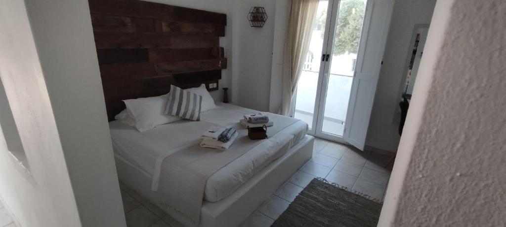 Postel nebo postele na pokoji v ubytování Ammos Luxury Studios