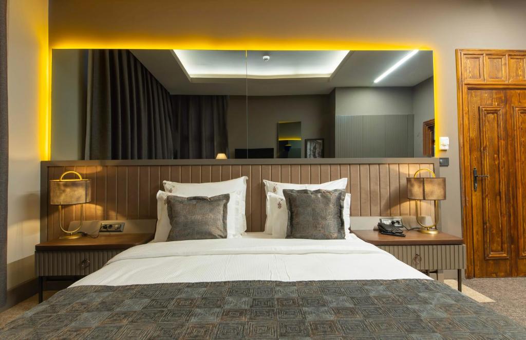 Four Mansions Hotel - 12