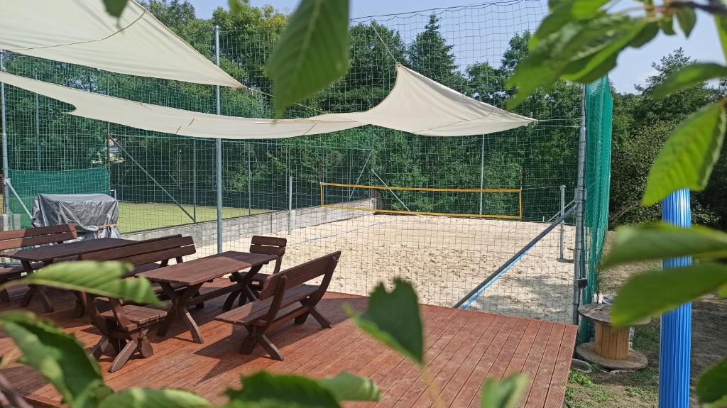 Tennis and/or squash facilities at Happy Cottage or nearby