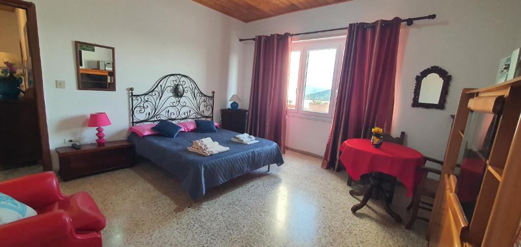 a bedroom with a bed and a window at Il Centrale Guest House in Nuoro