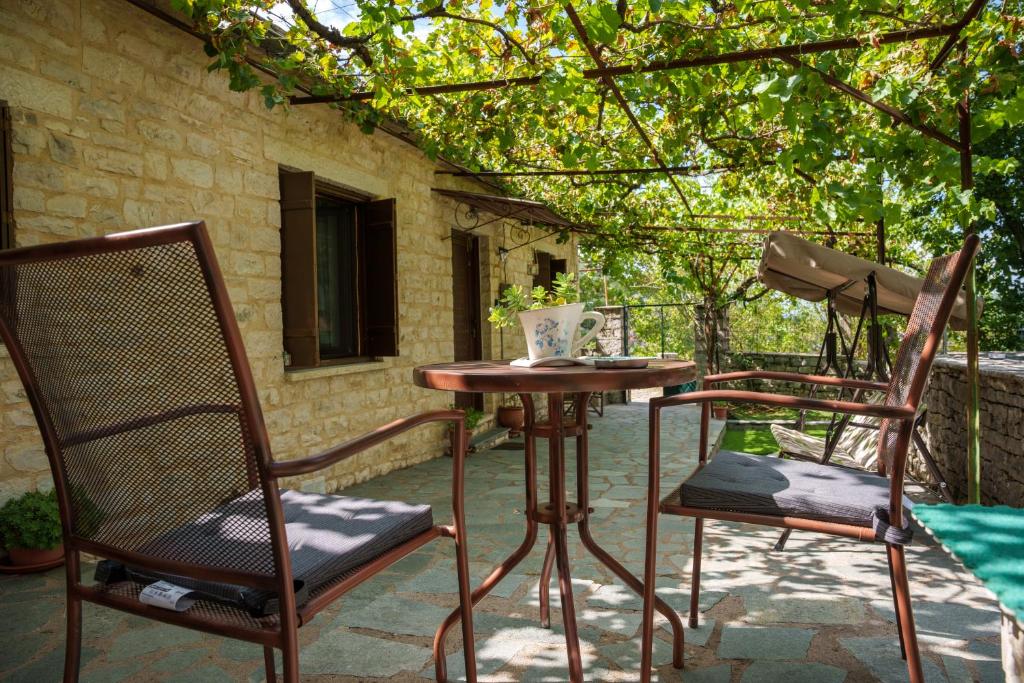 twee stoelen en een tafel op een patio bij Euaggelias & Cristianas House in Aristi