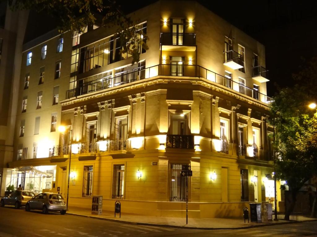 un gran edificio amarillo con luces encendidas en Hotel del Sol en La Plata