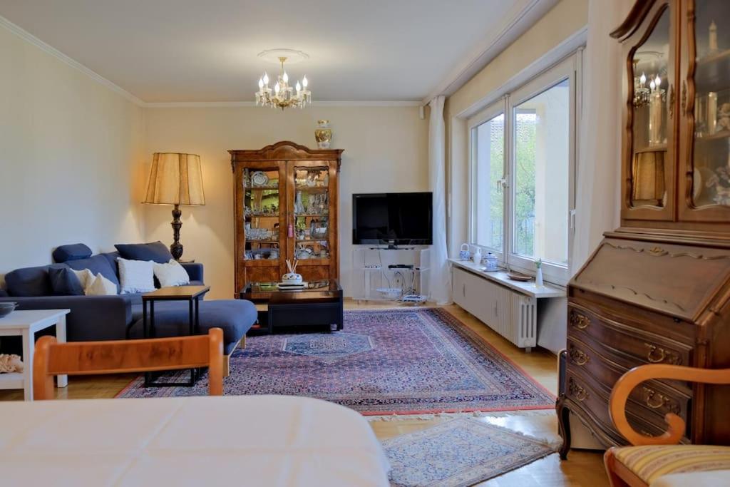 TV a/nebo společenská místnost v ubytování GLC Gauting Living Comfortable 100