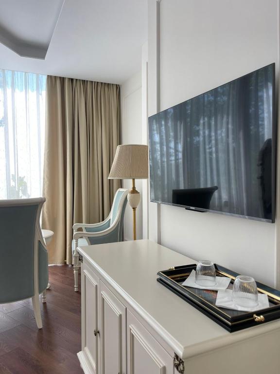 TV a/nebo společenská místnost v ubytování SOL INVICTUS Boutique Hotel Durres Albania