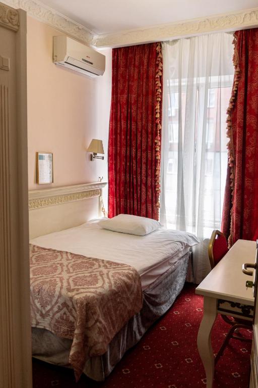 Postel nebo postele na pokoji v ubytování Royal City Hotel