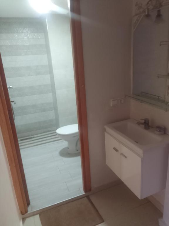 łazienka z umywalką i toaletą w obiekcie Villa en location w mieście Al-Dżadida