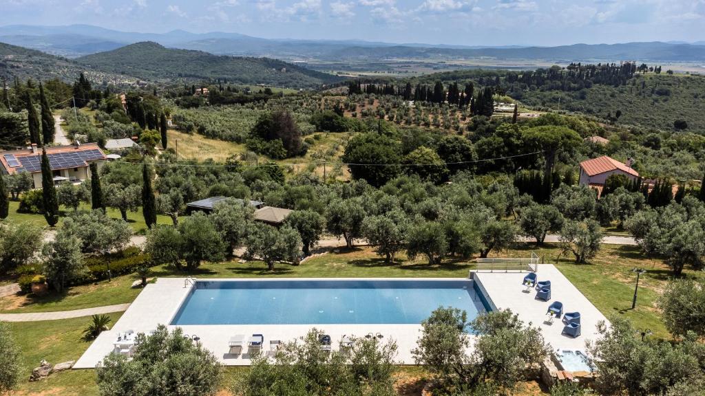 an aerial view of a villa with a swimming pool and trees at Appartamento La Mignola in Campiglia Marittima