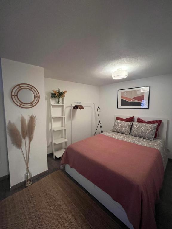 een slaapkamer met een bed met rode lakens en een plank bij Franziskaner Suites #12 in Graz