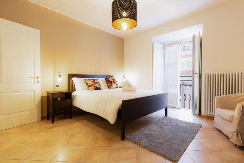 - une chambre avec un grand lit et une fenêtre dans l'établissement Porta Torre Como Apartment - By Relais Di Giada, à Côme
