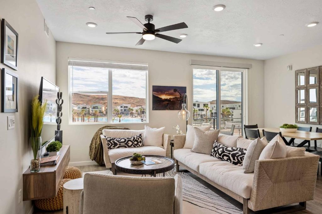 een woonkamer met een bank en een plafondventilator bij Coco Dunes condo in St. George