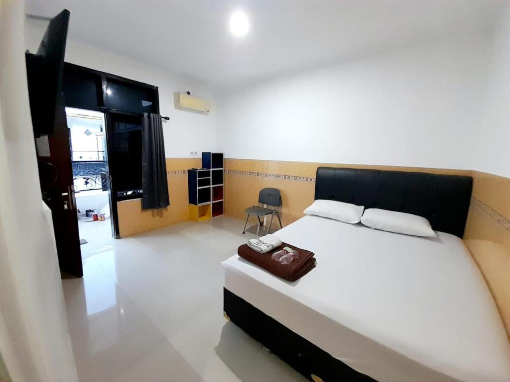 um quarto com uma cama com uma bolsa em Hotel Srikandi Baru em Yogyakarta