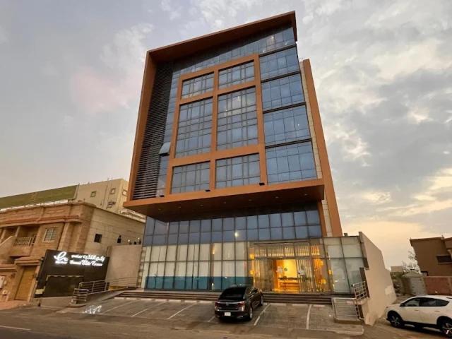 a tall building with a car parked in front of it at فندق ركن النخبه الماسي Elite Diamond Corner - فنـــــــدق دامـاس Damas Hotel in Jeddah