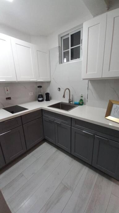Kuchyň nebo kuchyňský kout v ubytování Modern Penthouse @ Sandcastles