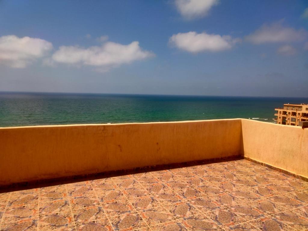 una vista sull'oceano dal balcone di un edificio di See view Alexandria شقة فندقية zahraa elagami ad Alessandria d'Egitto