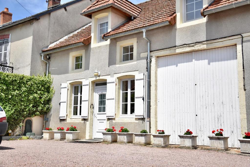 een huis met een witte garage ervoor bij Chambres chez l'habitant - Chez Nico & Belen 