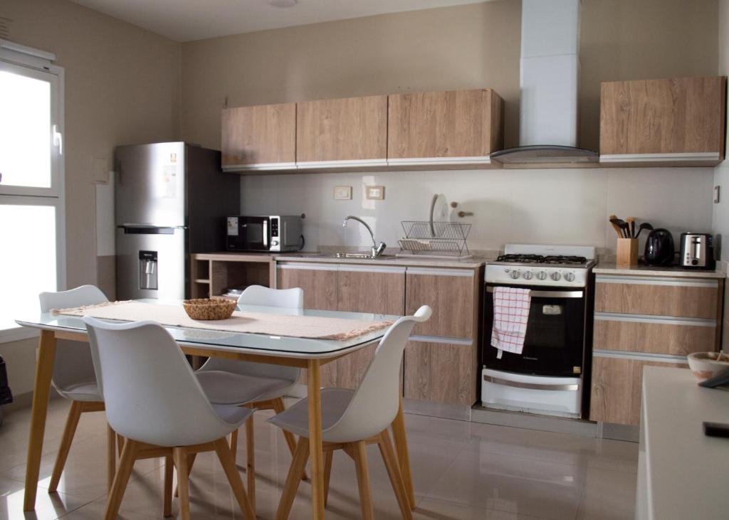 Una cocina con una mesa y sillas en una habitación. en Bruno`s Haven, en Neuquén