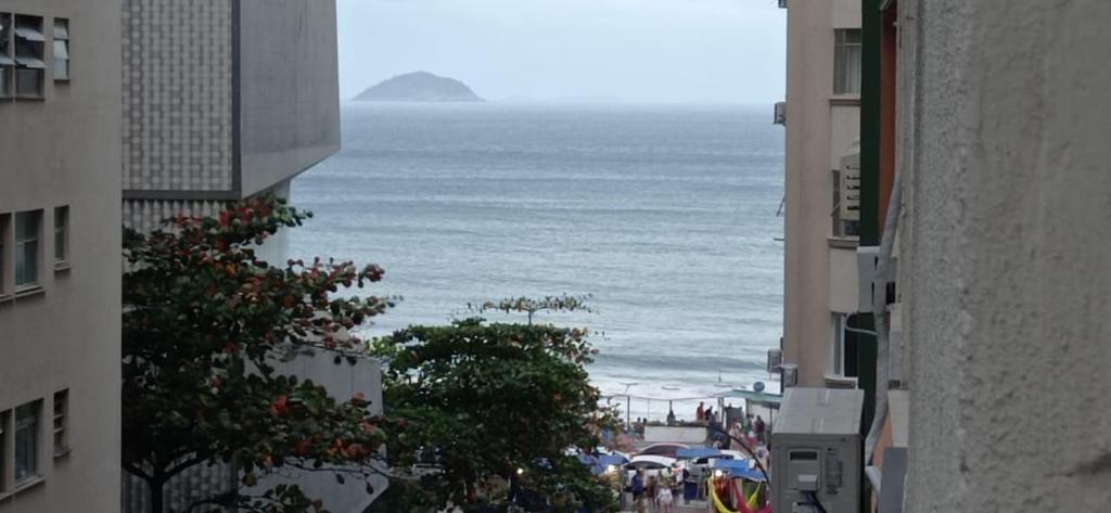 una vista del océano desde dos edificios en Apartamento JM Vista Mar 6, en Río de Janeiro