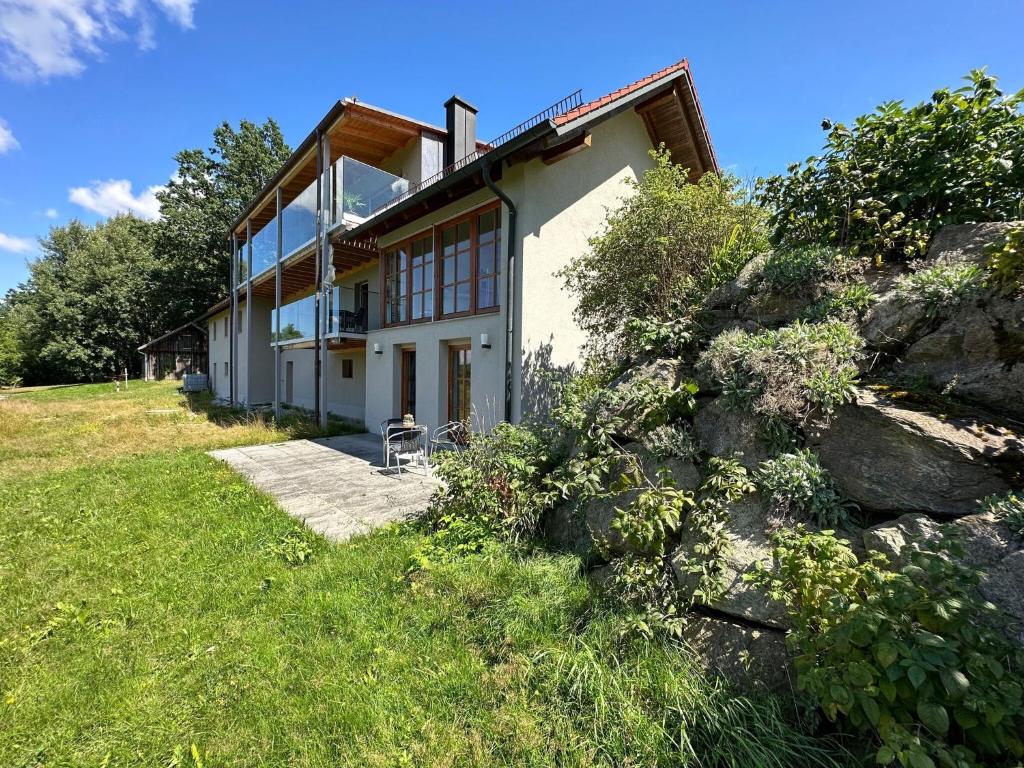 a house on the side of a hill at Idyllische Ferienwohnung in der Oberpfalz in Rötz