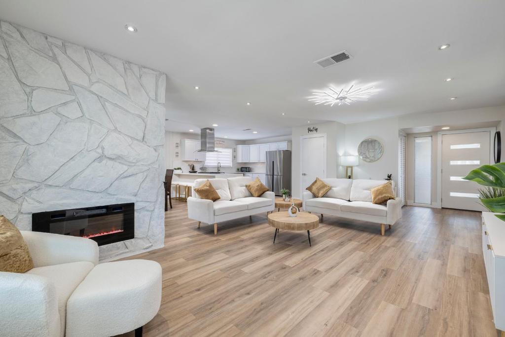 Posezení v ubytování Single Story minutes from Summerlin with RV Parking & Dog Friendly