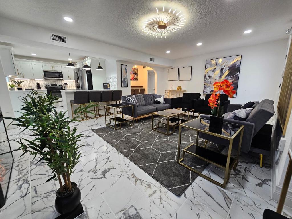 Posezení v ubytování Duplex walk To Lake Eola Orlando Sleeps 8 - Monthly Stays